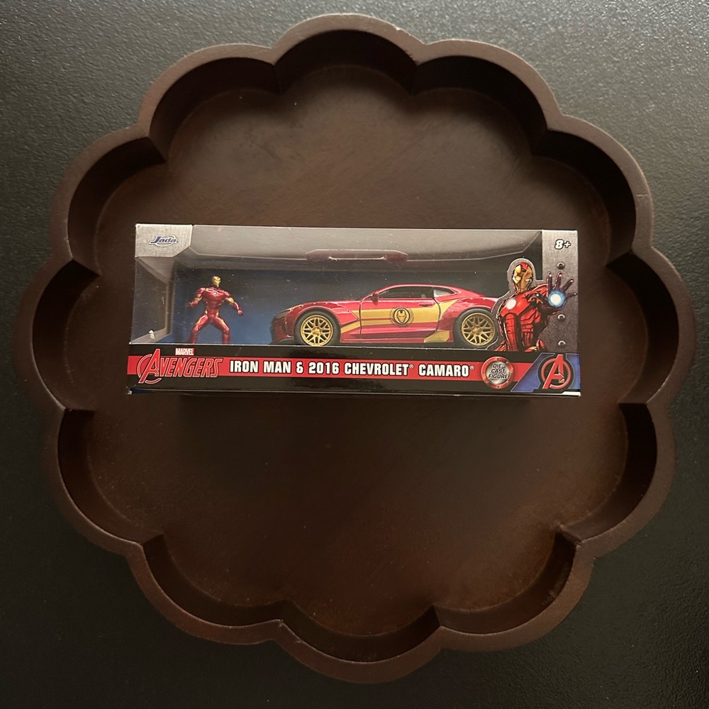Marvel Iron  Man & 2016 Chevrolet Camaro Die-Cast Model